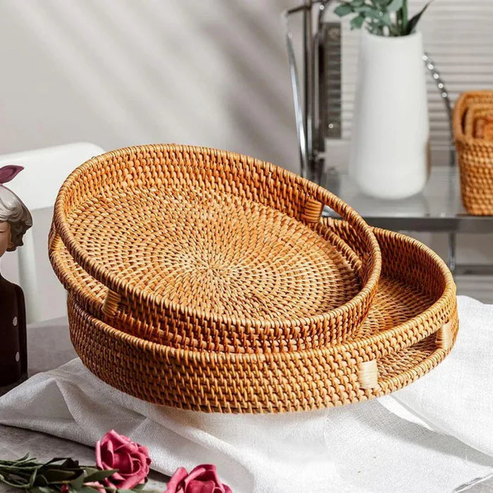 Cesta de Frutas de Vime Redonda Vivelle, feita em rattan natural com alça de madeira, ideal para armazenar e servir frutas, pães e lanches com estilo.