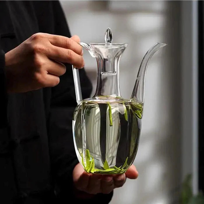 Jarra de Vidro Minimalista Vivelle, fabricada em vidro borossilicato transparente, com alça ergonômica e design sofisticado, perfeita para bebidas quentes e frias.