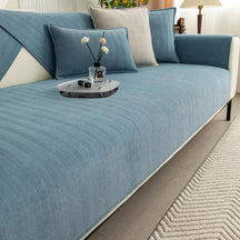 Protetor para Sofá Luxo Comfort Vivelle, com tecnologia impermeável, base antiderrapante e toque macio, acompanhando 2 fronhas premium para máxima elegância e proteção.