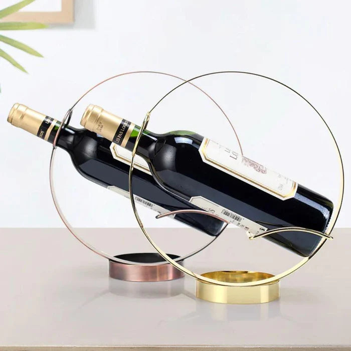 Suporte de Vinho em Círculo Vivelle, feito de ferro de alta qualidade, com design minimalista e sofisticado, ideal para organizar e decorar com estilo.